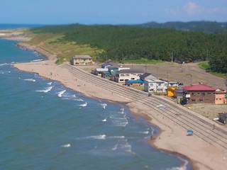 崖下に見える海水浴場は人影もまばらです。